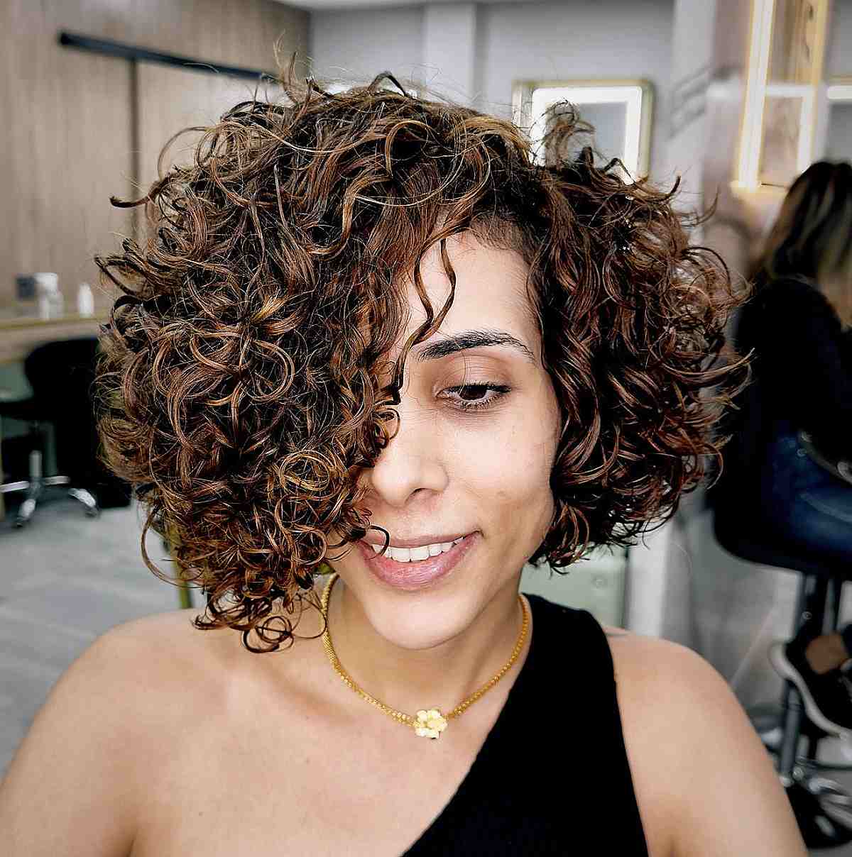 Boucles à la mâchoire avec une raie de côté profonde pour les visages longs 