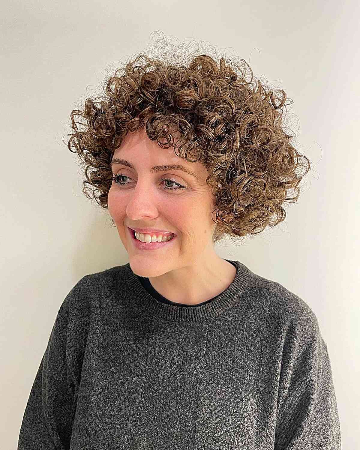 Les anneaux gradués pour les femmes plus âgées aux cheveux courts