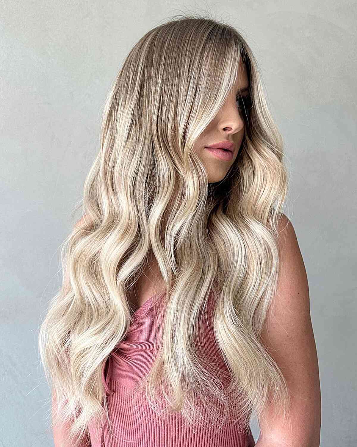 Ondes de plage blondes dimensionnelles de Barbie avec une coupe longue