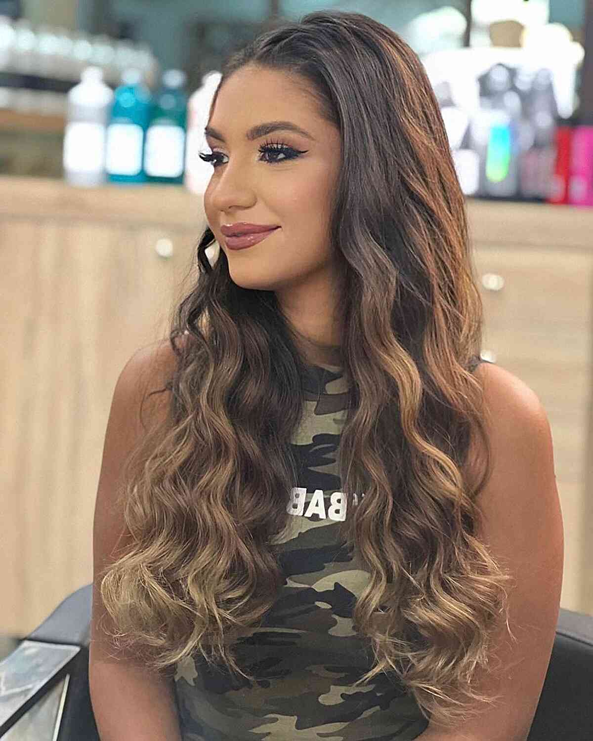 Cheveux bruns avec de longues ondulations de plage