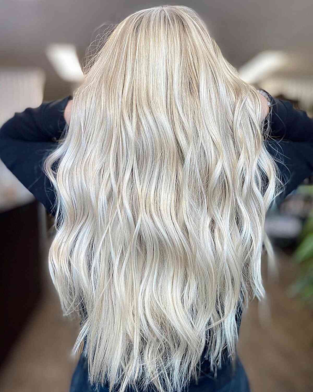 Cheveux très longs avec des ondulations de plage platine