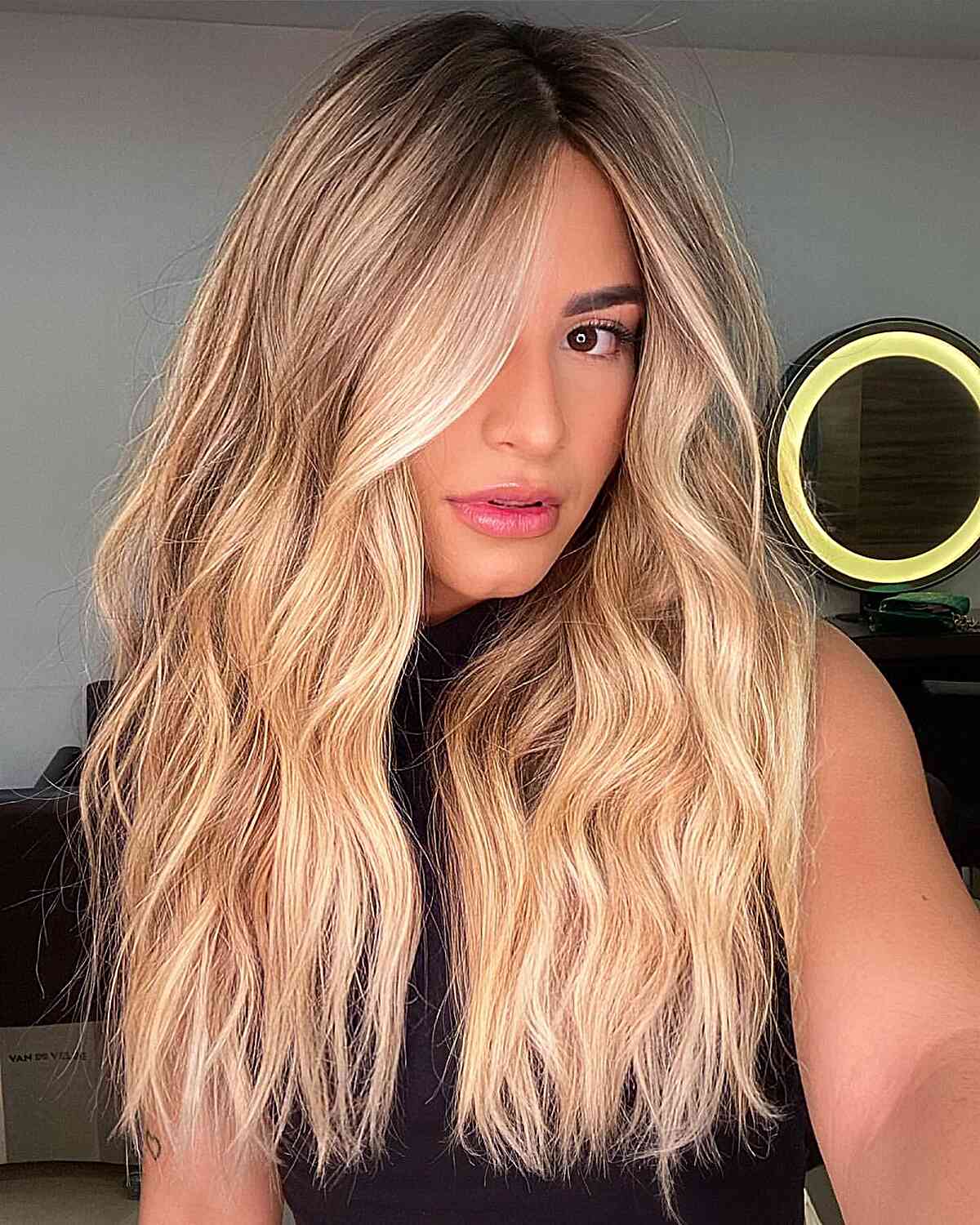 Ondes blondes de plage d'été coiffées sur le côté sur des cheveux longs