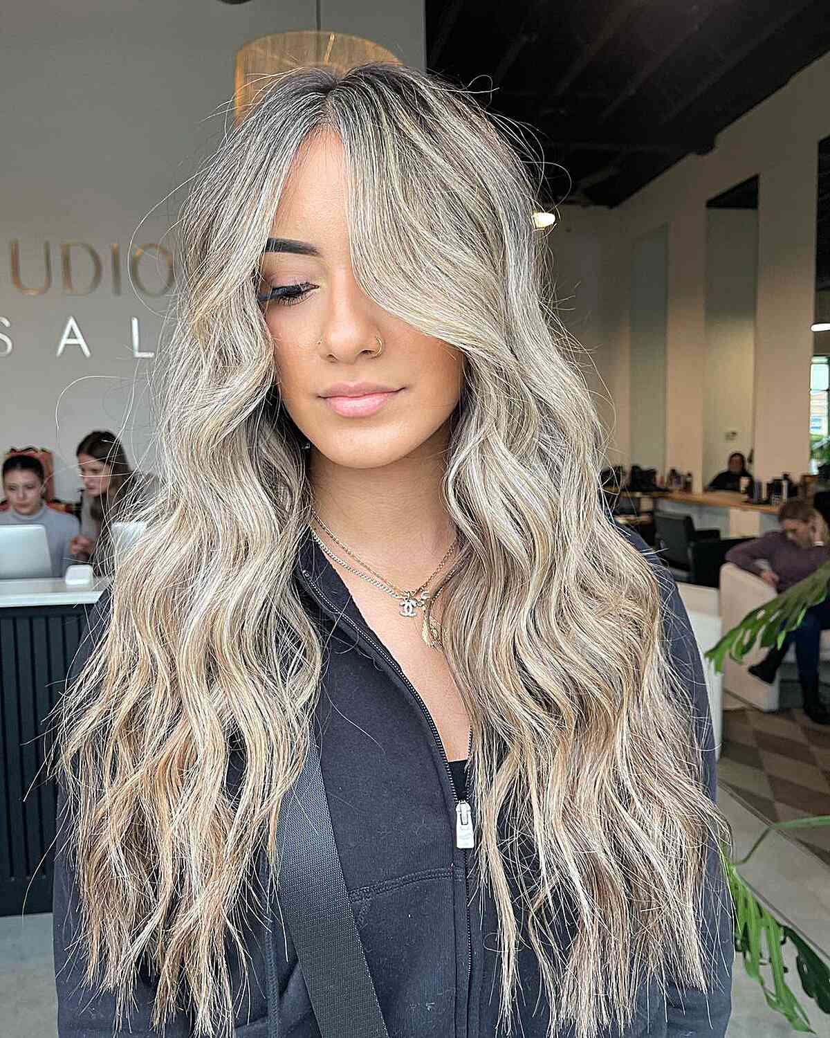 Ondes blondes de plage plus longues avec pointes coupées