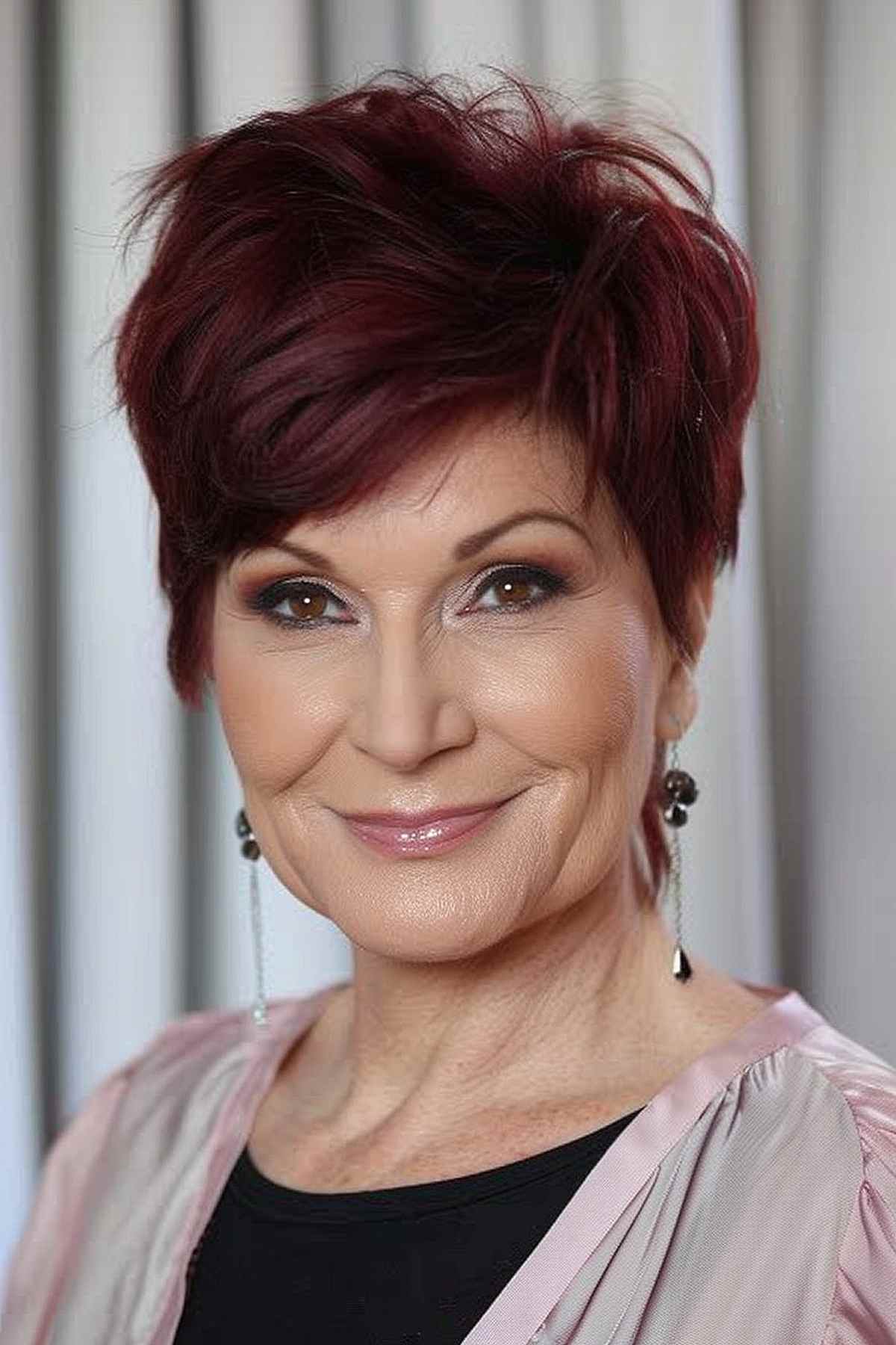 Coupe courte dégradée avec une couleur cerise foncée pour les femmes de plus de 50 ans.