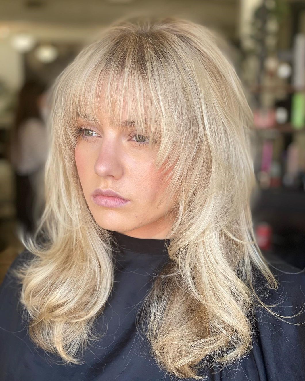 Cheveux Mi-longs avec Couches et Frange