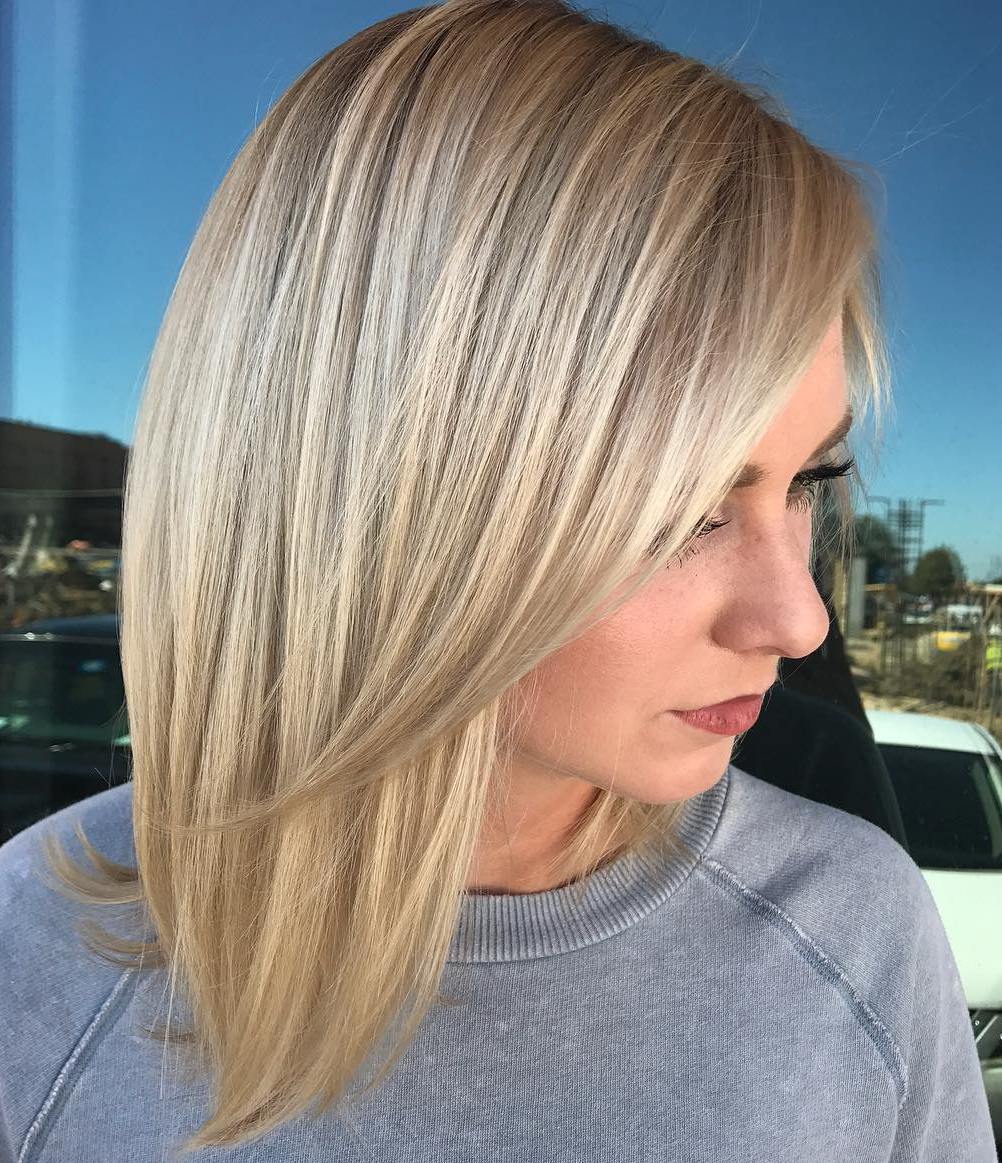 Coupe de Cheveux avec Frange sur le Côté pour Cheveux Droits