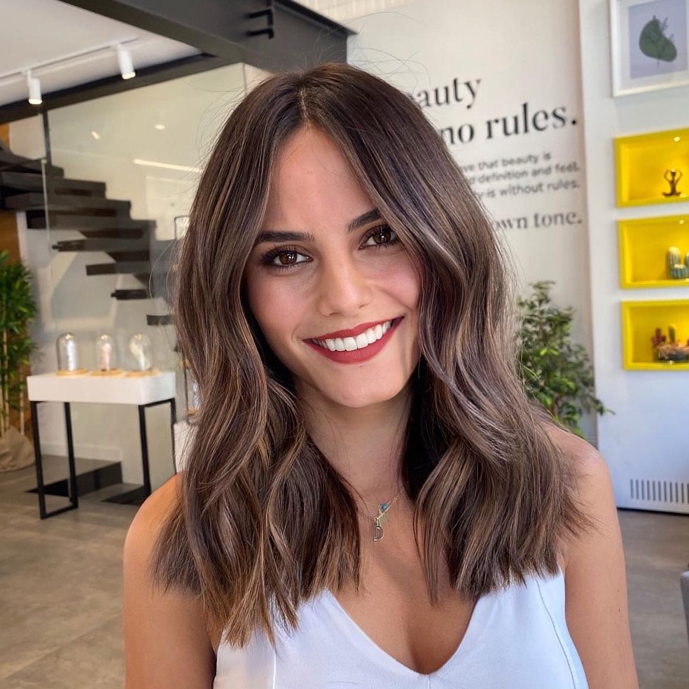 Jolie Coiffure Mi-longue avec Mèches