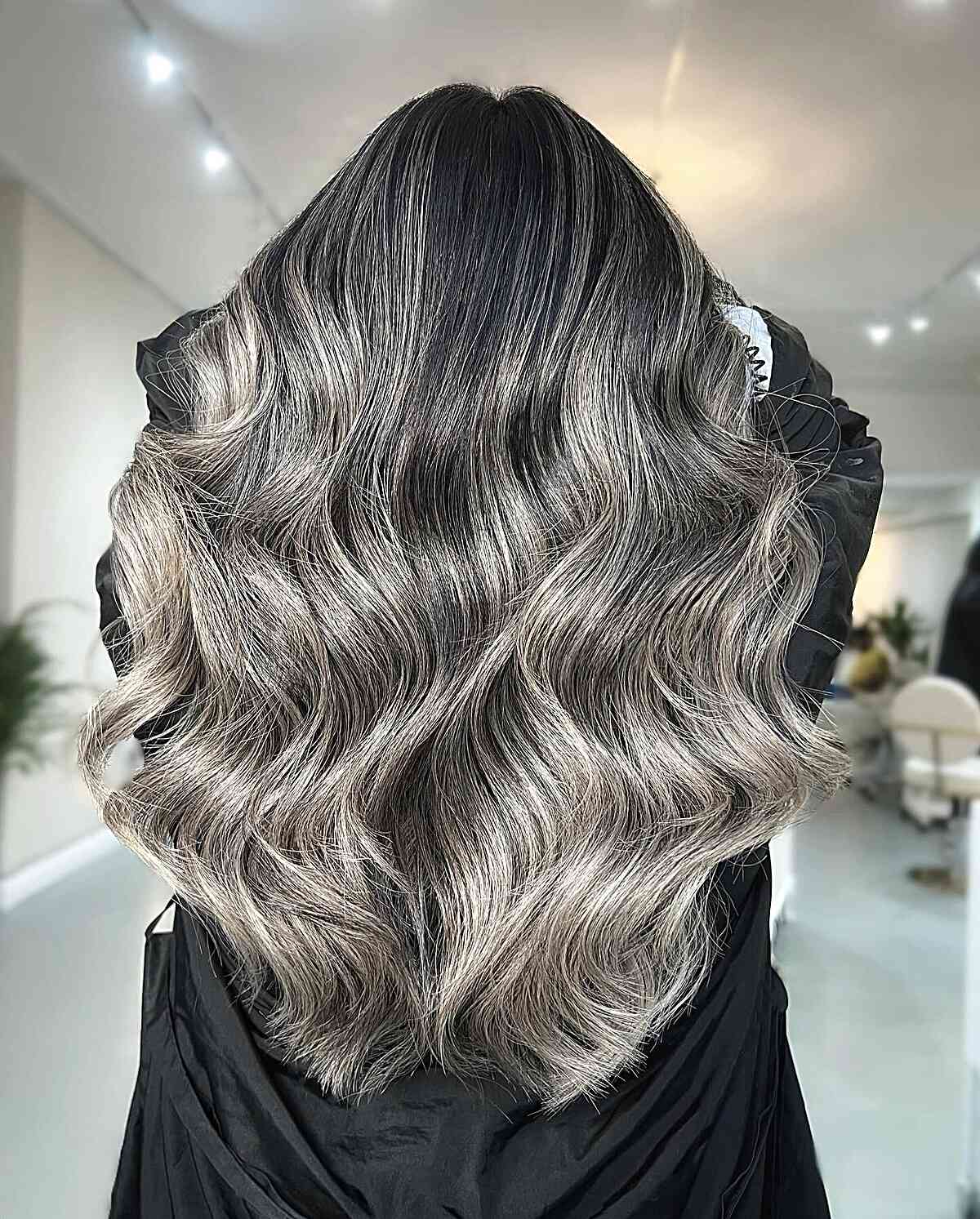 Mèches Platinées Cendrées avec Ondulations Balayage Argentées Longues