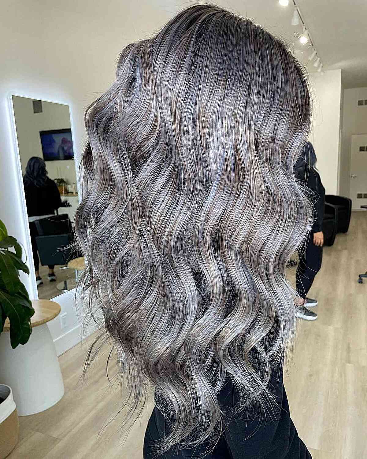Cheveux Longs Ondulés Balayage Argenté avec Tonalités Argentées Dimensionnelles