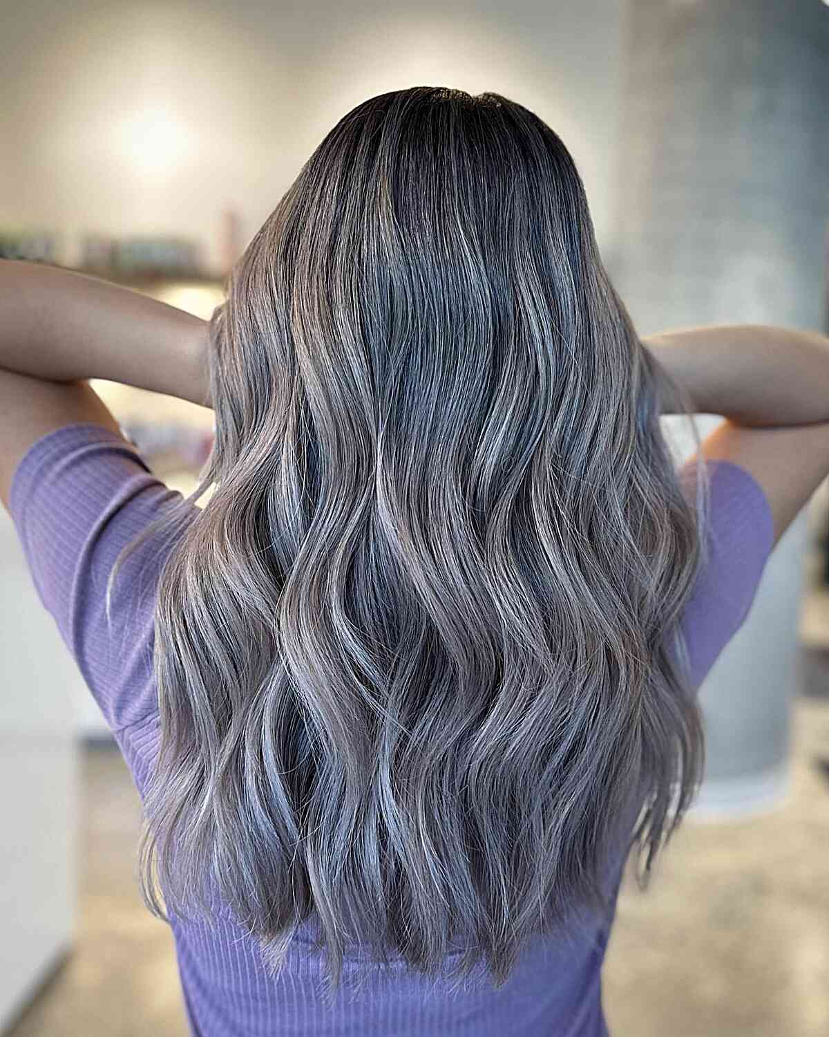 Cheveux Longs Cendrés Argentés avec Racines Foncées