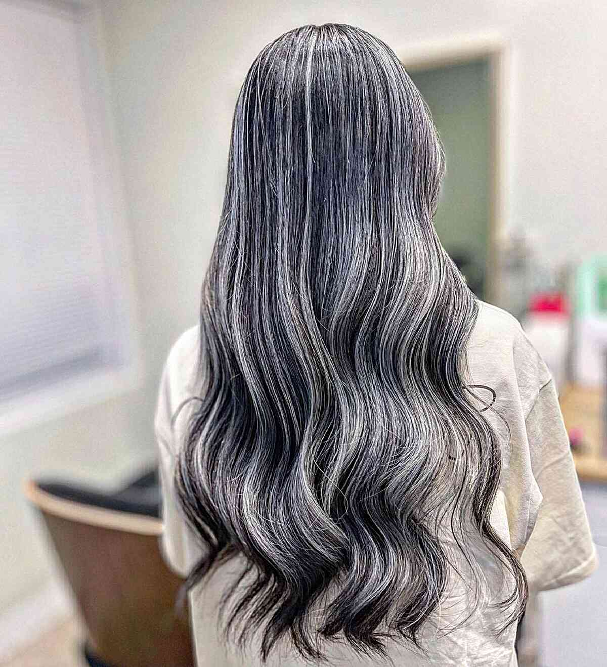 Cheveux Longs Noir avec Mèches Balayage Argentées Éclatantes