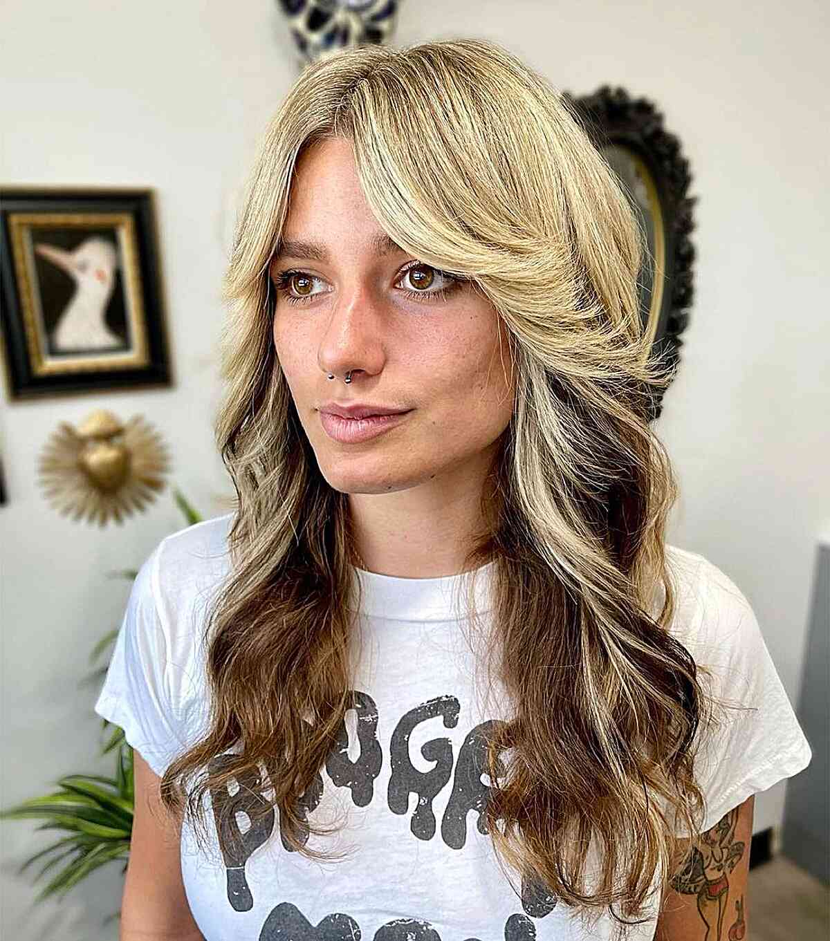 Cheveux ondulés modernes des années 80 à la Fawcett, coupe moyenne
