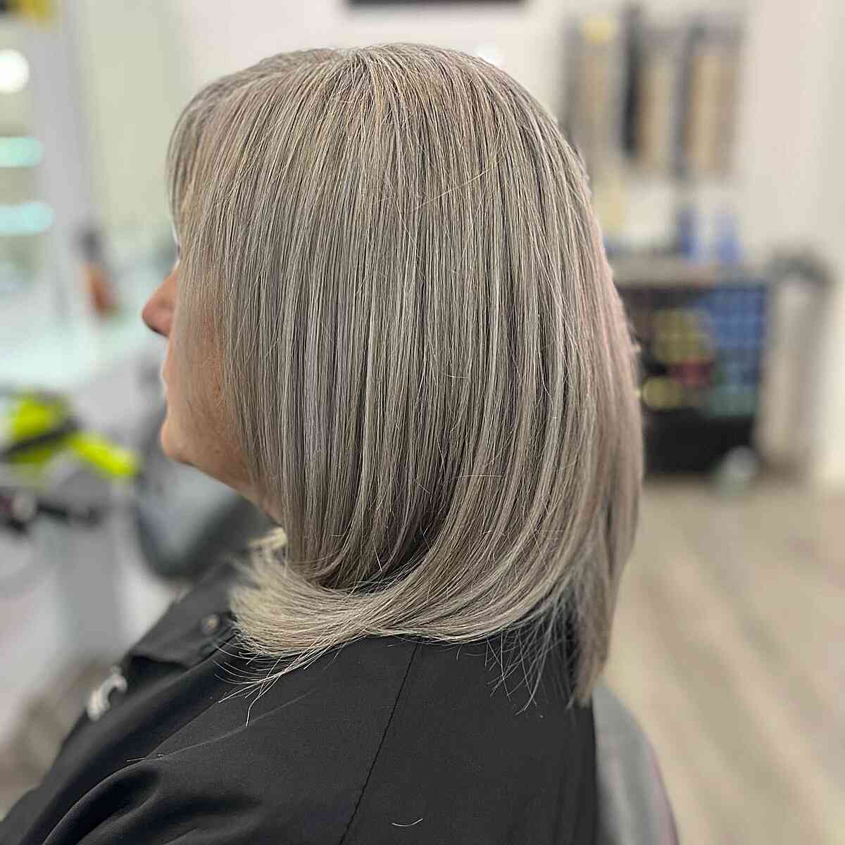 Cheveux gris moyens avec une nuance de brun cendré pour les femmes âgées de 50 ans