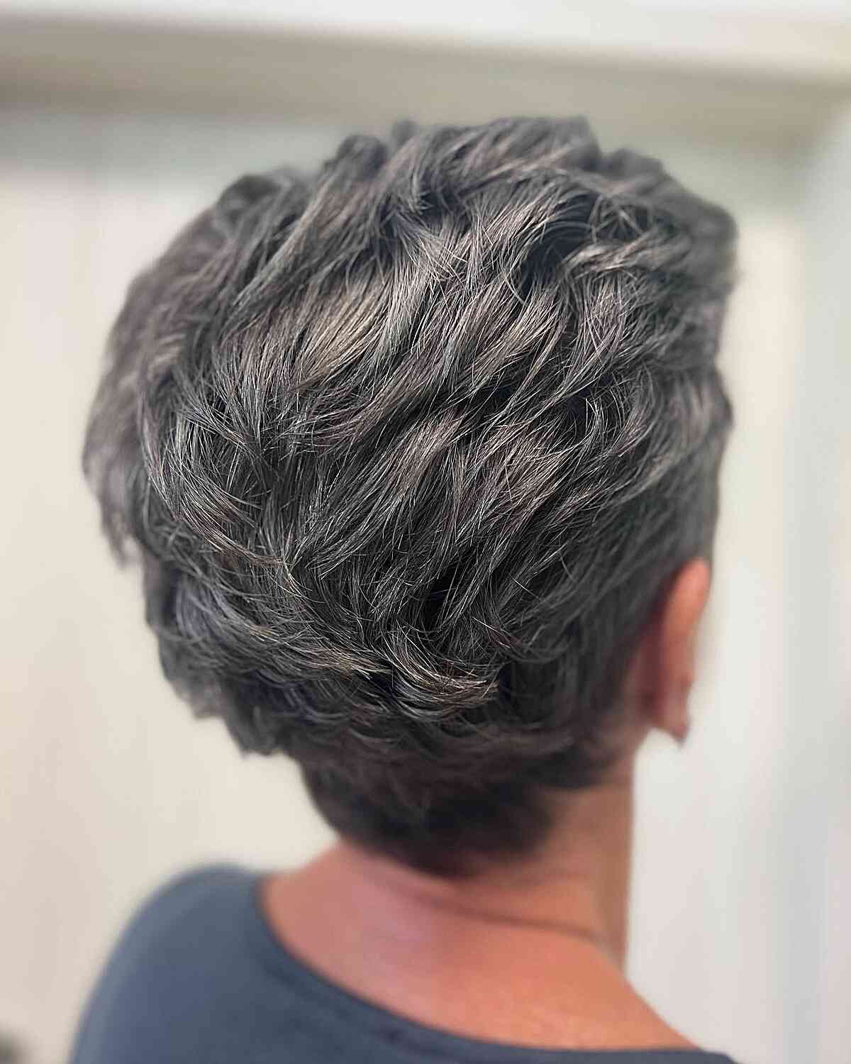 Dames âgées métalliques gris foncé pour pixie très court en couches