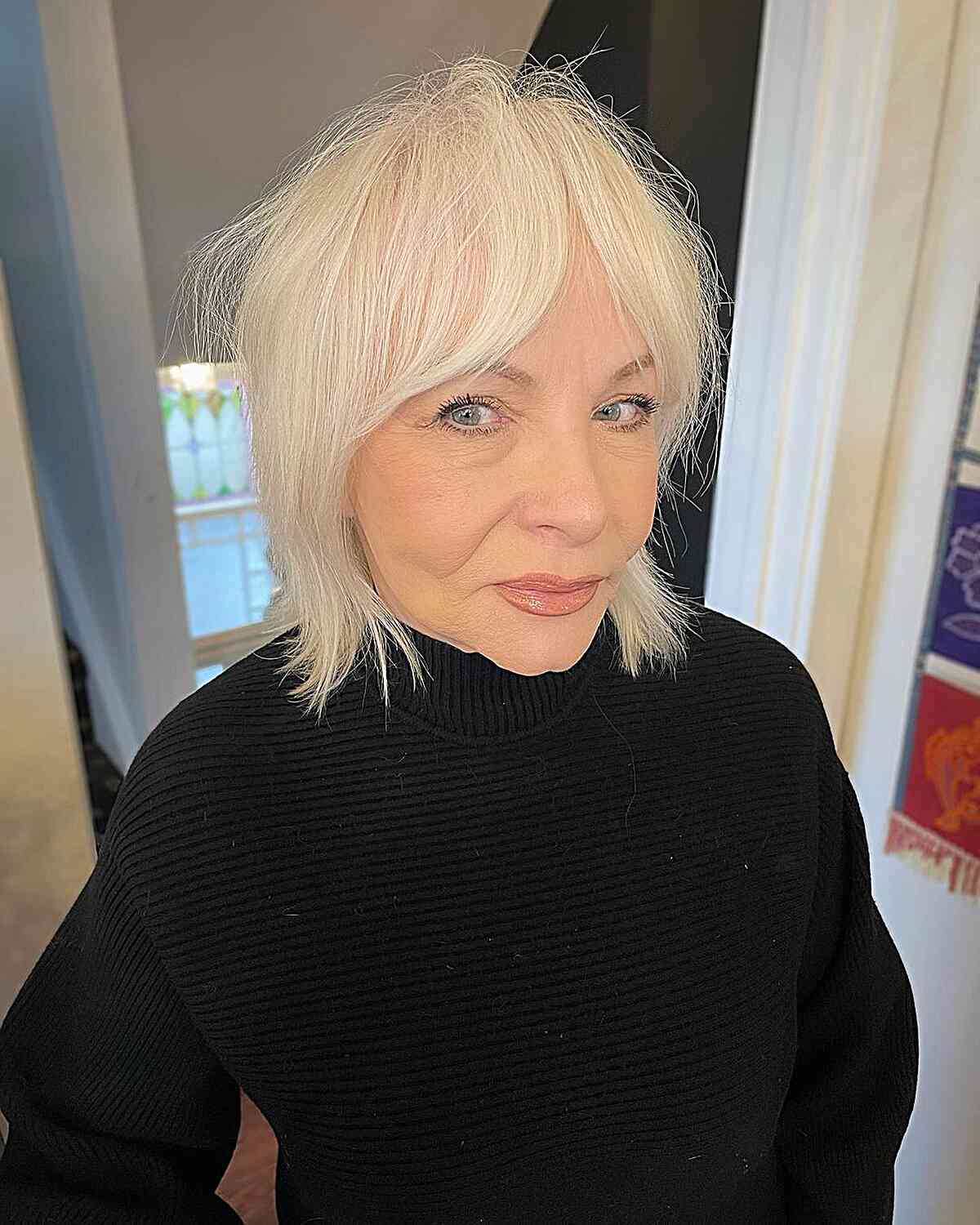 Cheveux courts blonds blancs crémeux pour dames âgées aux cheveux gris