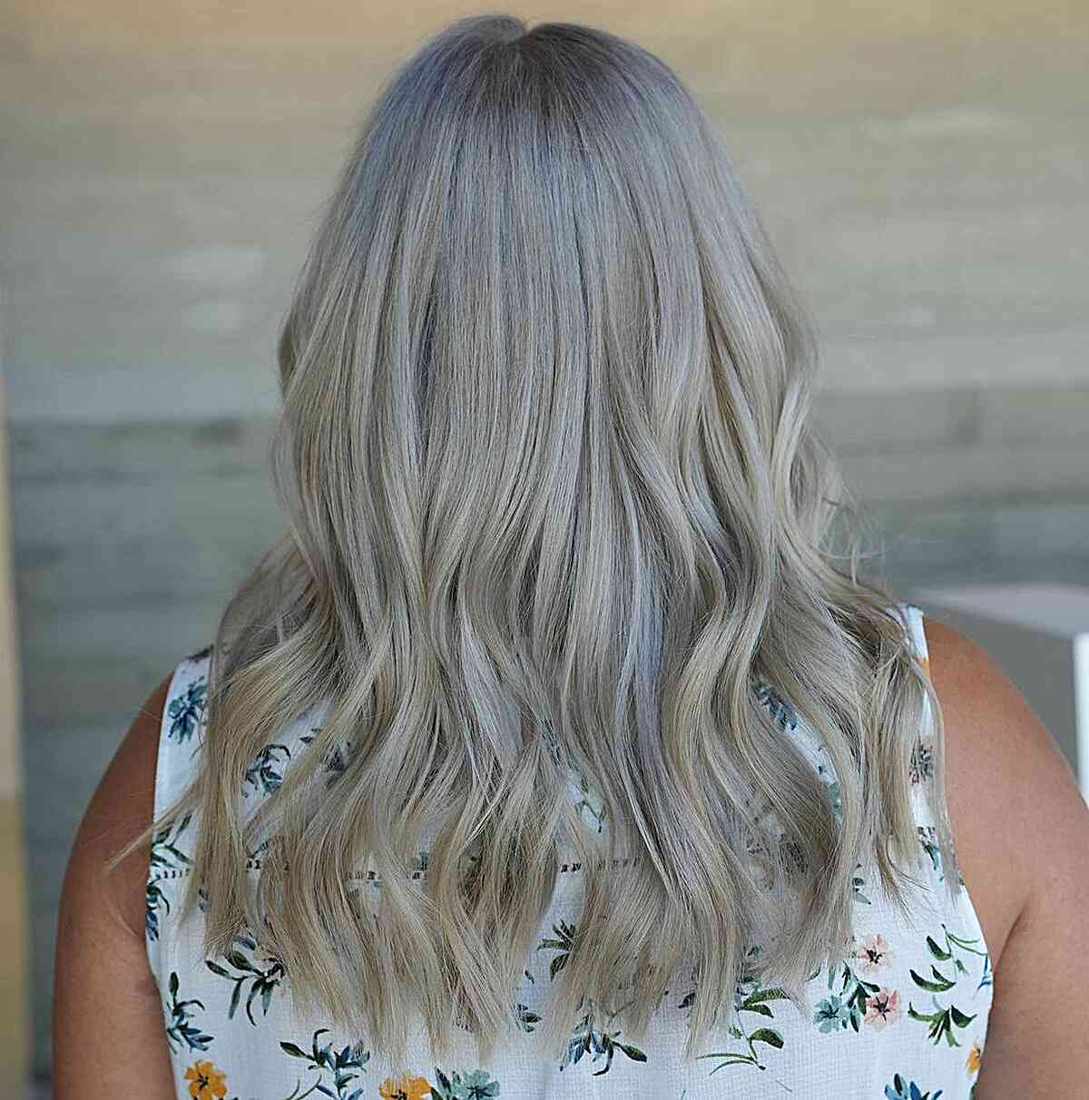 Gris clair naturel avec racines ombrées pour les femmes âgées aux cheveux mi-longs