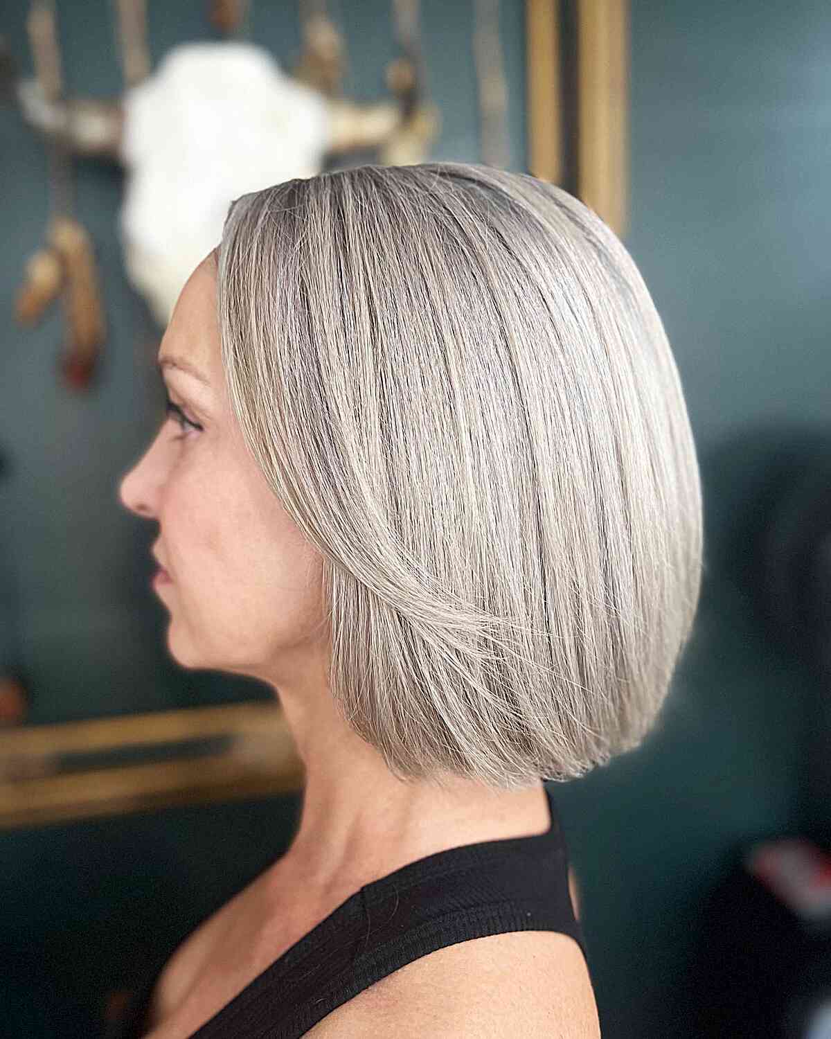 Bob classique à la nuque avec ton gris cendré blond pour les dames de 50 ans