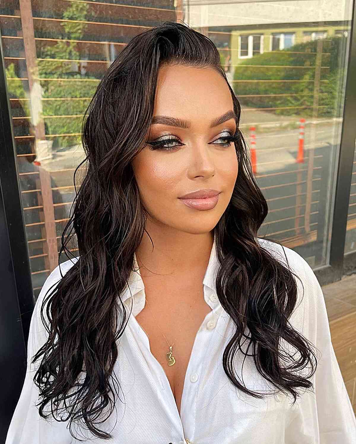 Ondes mouillées et raie profonde sur cheveux longs