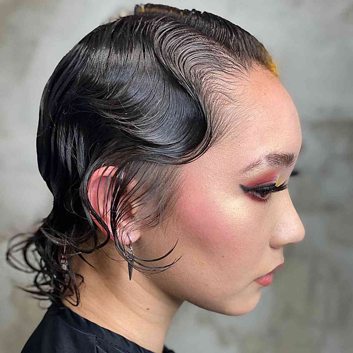 Ondes au doigt mouillées sur cheveux courts