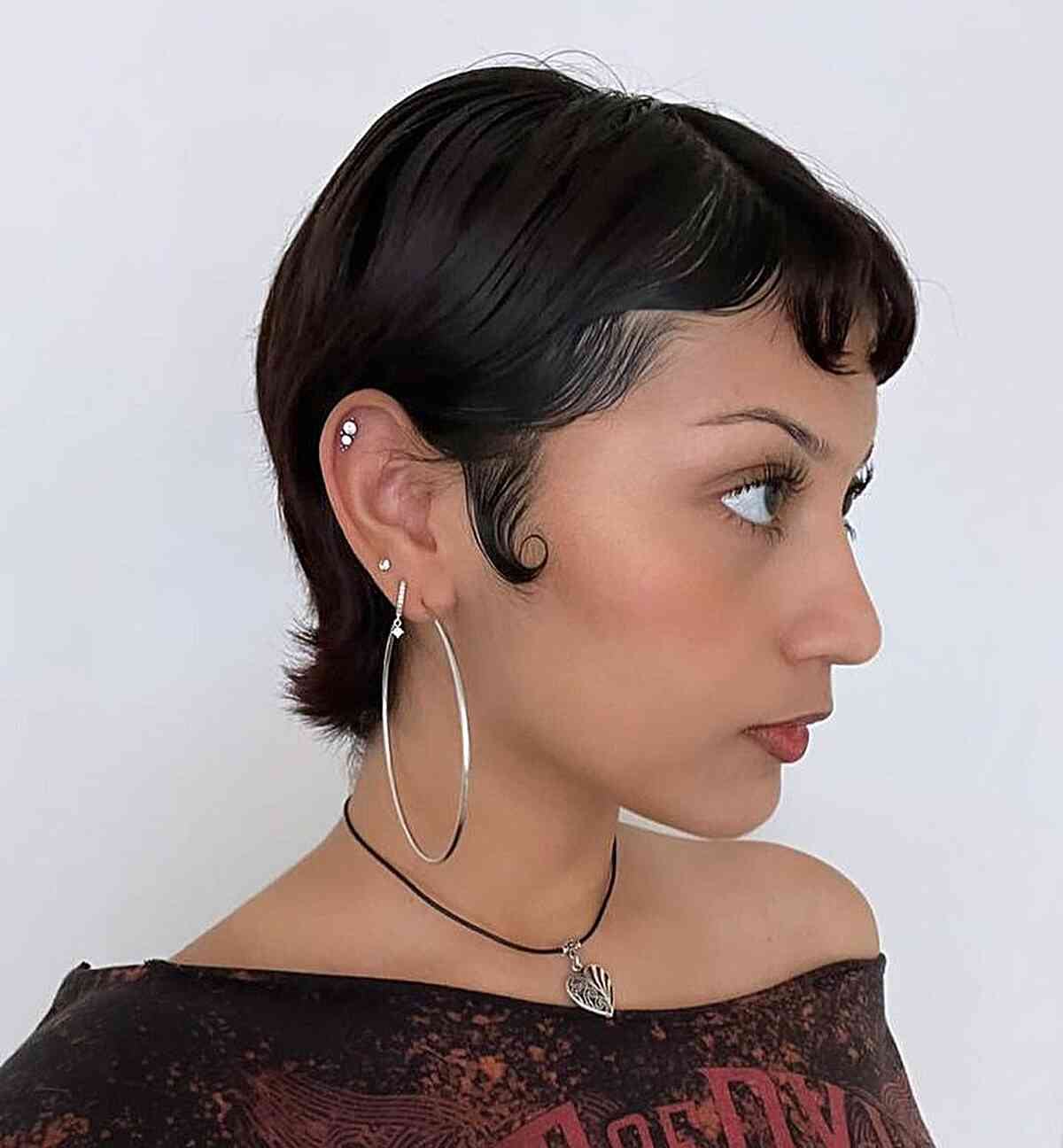 Coiffure courte mouillée avec frange courte