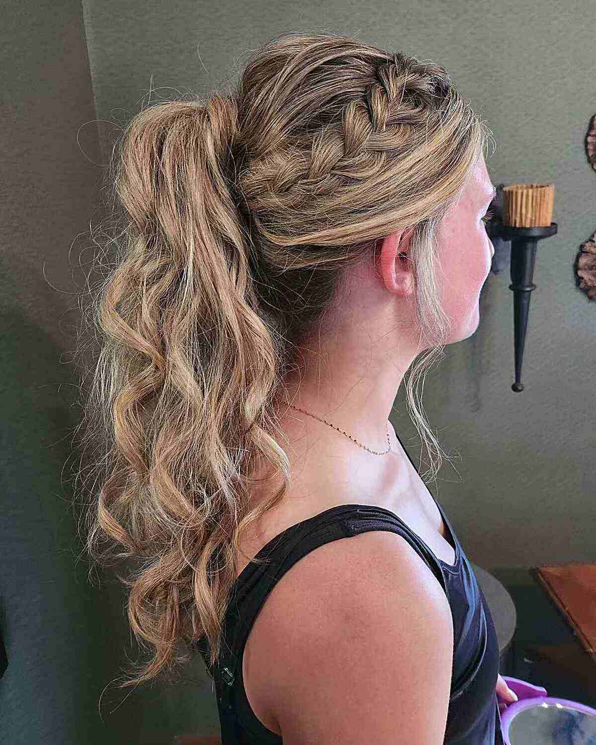 Queue de cheval haute texturée avec tresse latérale pour le volley
