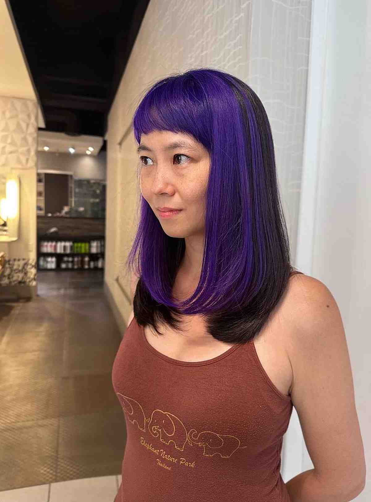 Rayures Skunk Pourpres et Noires avec Frange sur Cheveux Mi-longs