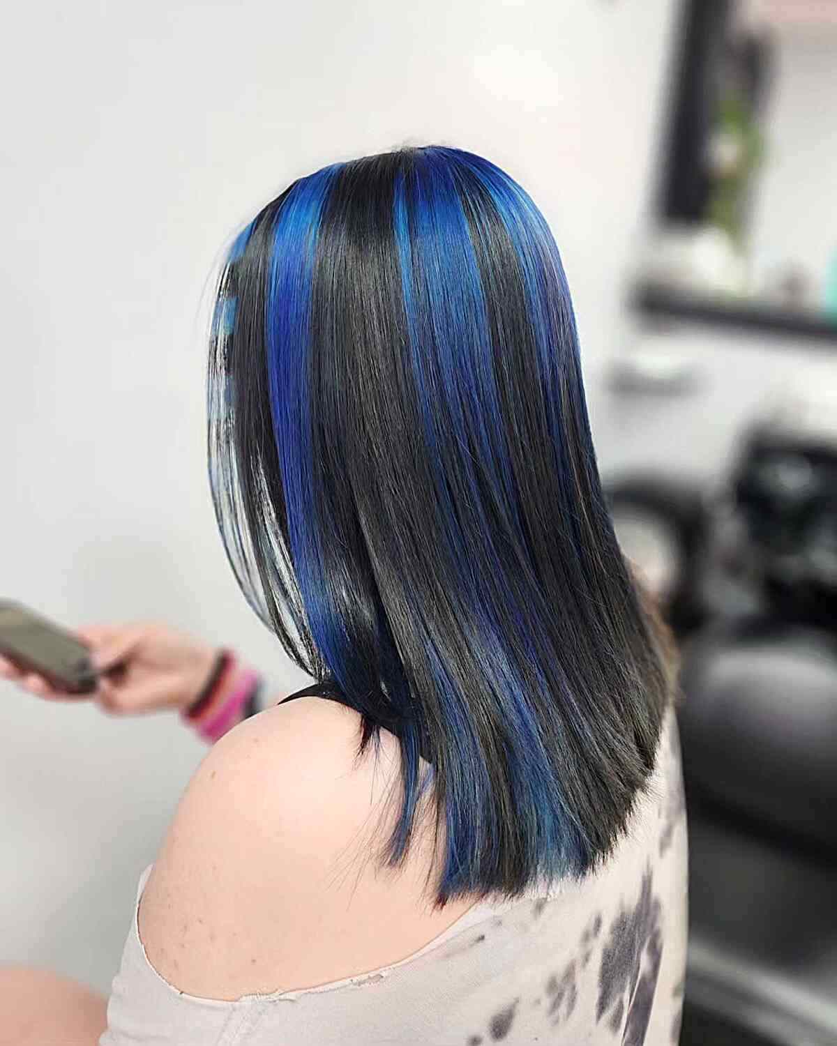Rayures Skunk Bleues Épaisses sur Cheveux Noirs Mi-longs Lisses