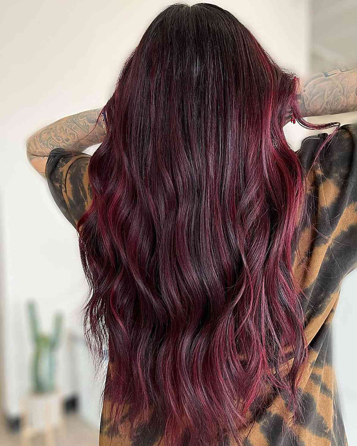 Cheveux rouges balayés bourgogne framboise foncé jusqu'à la taille avec des pointes effilées
