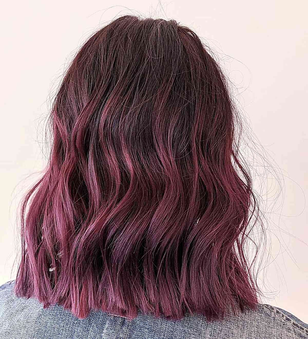 Balayage prune bourgogne pour bob long texturé