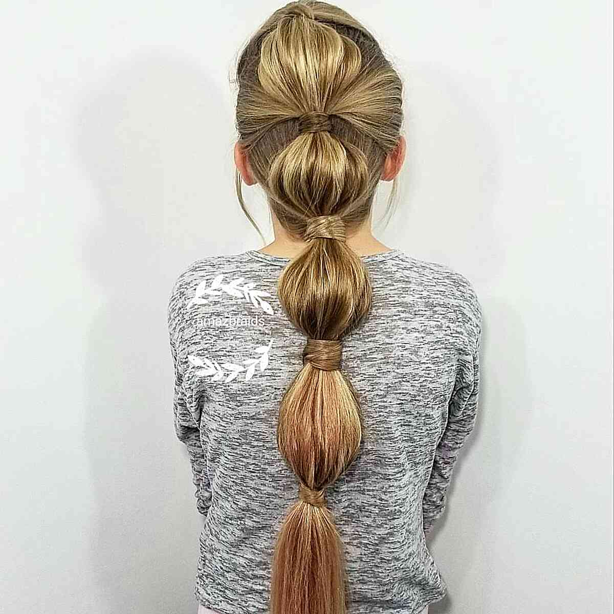 Coiffure Tresse Bulle Lâche pour Jeunes Filles Jouant au Softball