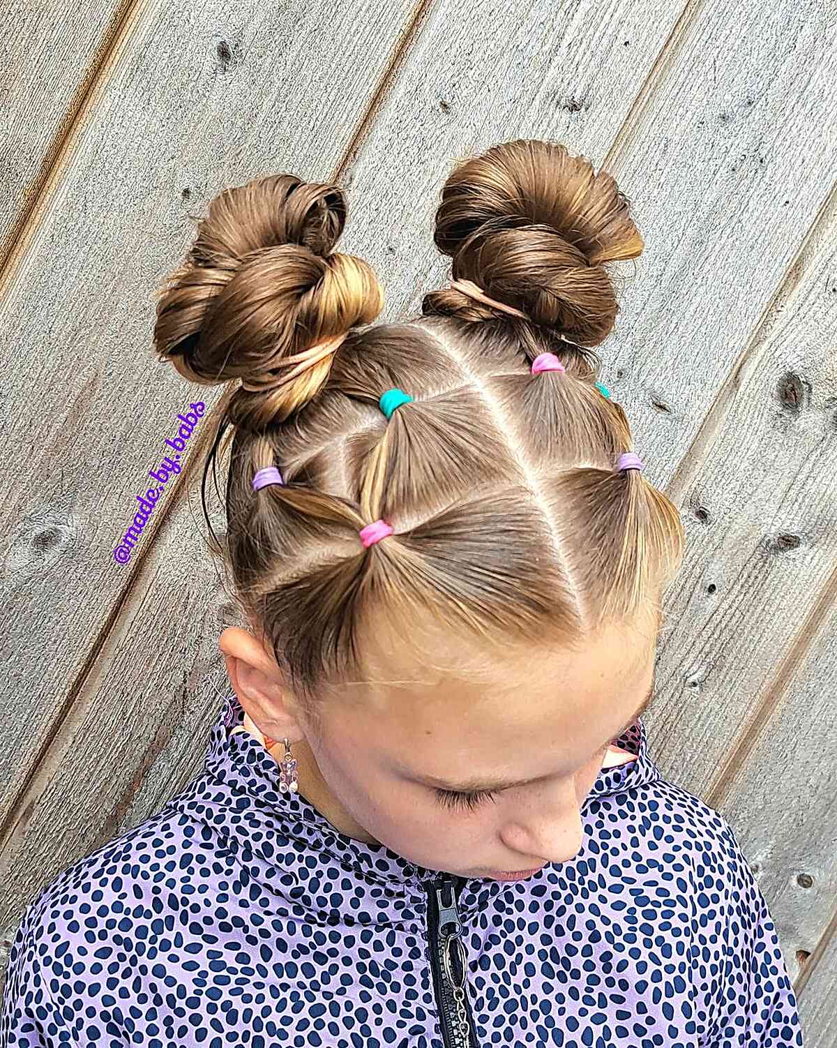 Style Double Bun avec Bandes Élastiques pour les Écolières