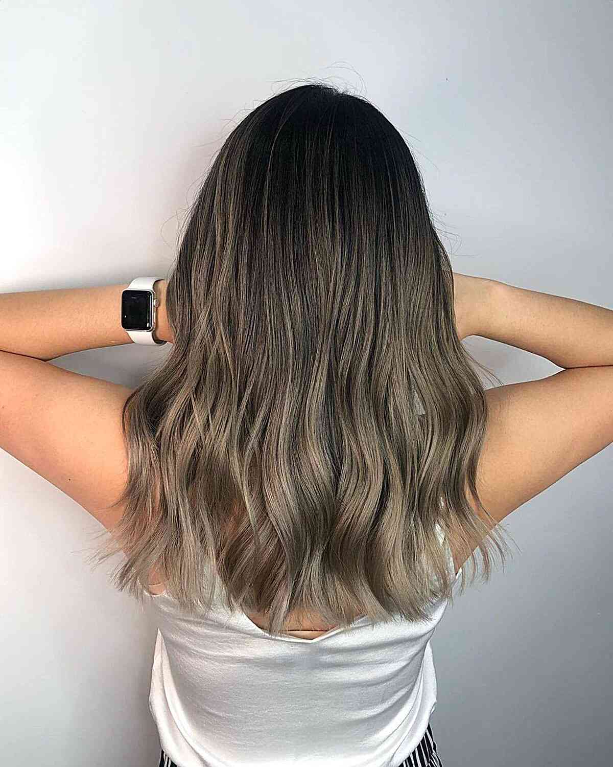 Balayage Marron Cendré Chocolat Noir sur Cheveux Longs et en Couches