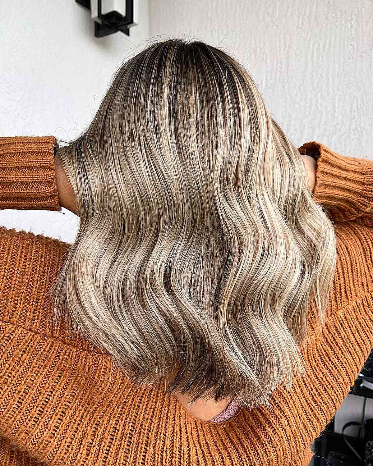 Cheveux mi-longs balayage brun clair avec racines foncées