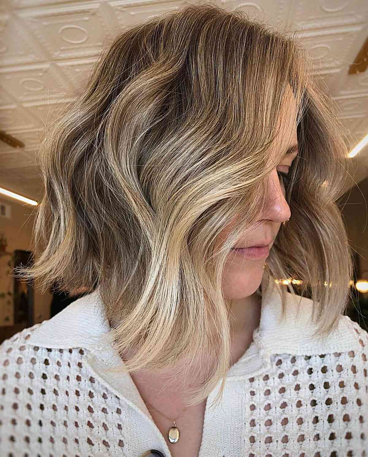 Lob ondulé à la longueur de la clavicule avec balayage et babylights blonds