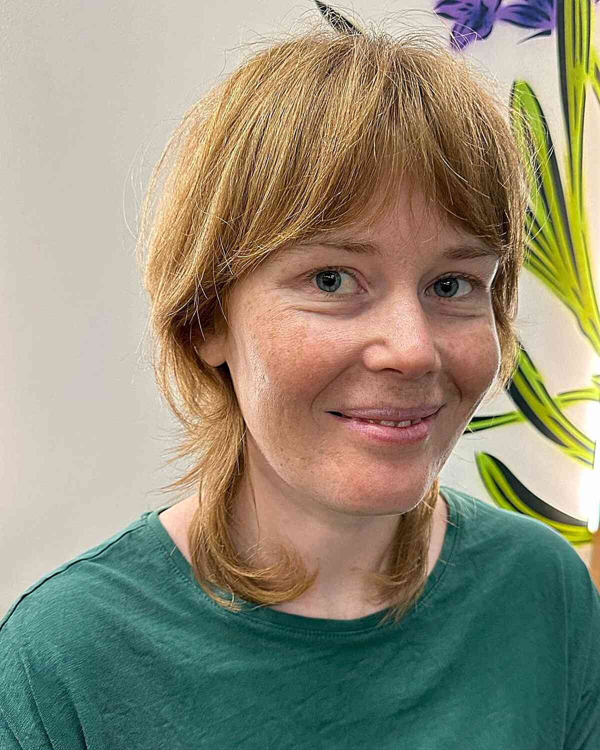 Cheveux Méduse de Longueur Moyenne avec Couches Douces et Frange à la Française
