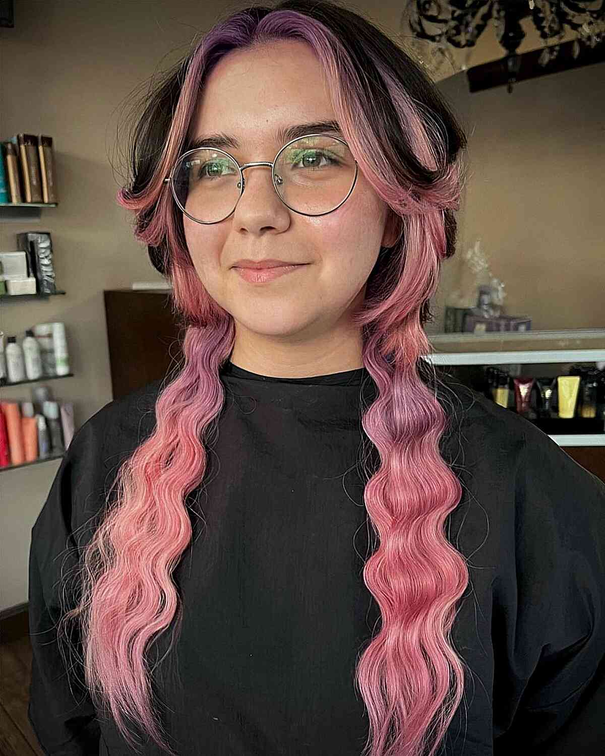 Coupe Pieuvre Rose Longue avec Tentacules Ondulés de Méduse et Couches Encadrant le Visage