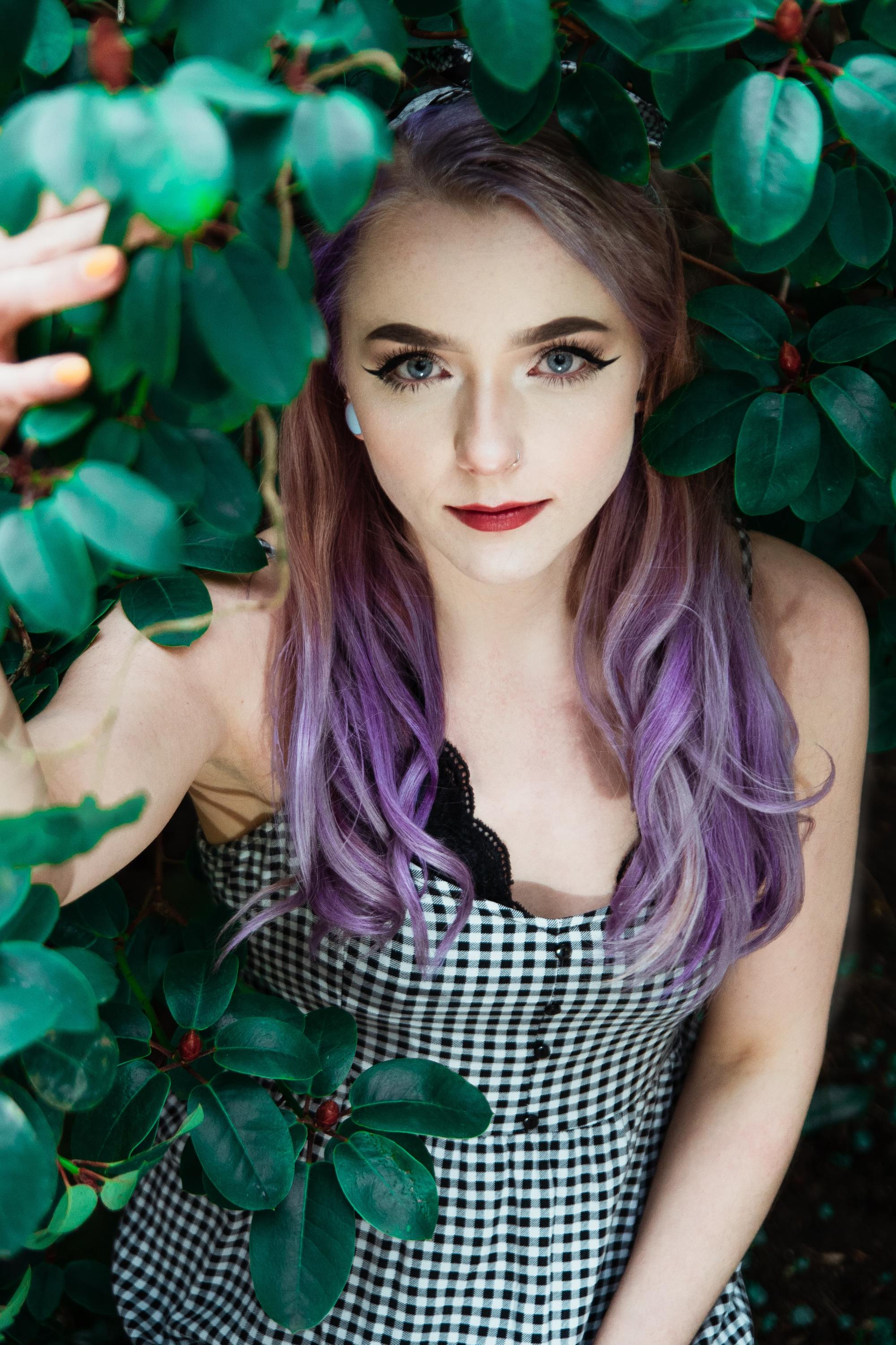 Femme aux cheveux bouclés violet ombreux