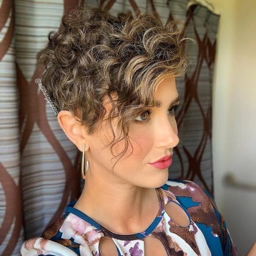 Coupe Pixie bouclée avec frange