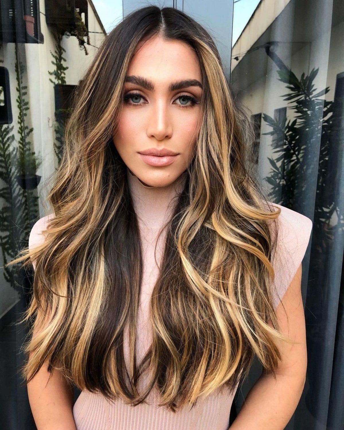 Cheveux foncés avec des mèches balayage blondes