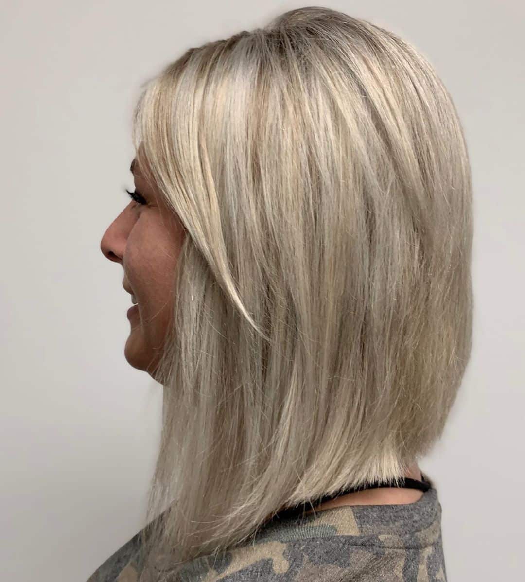 bob inversé pour une femme de plus de 50 ans aux cheveux épais