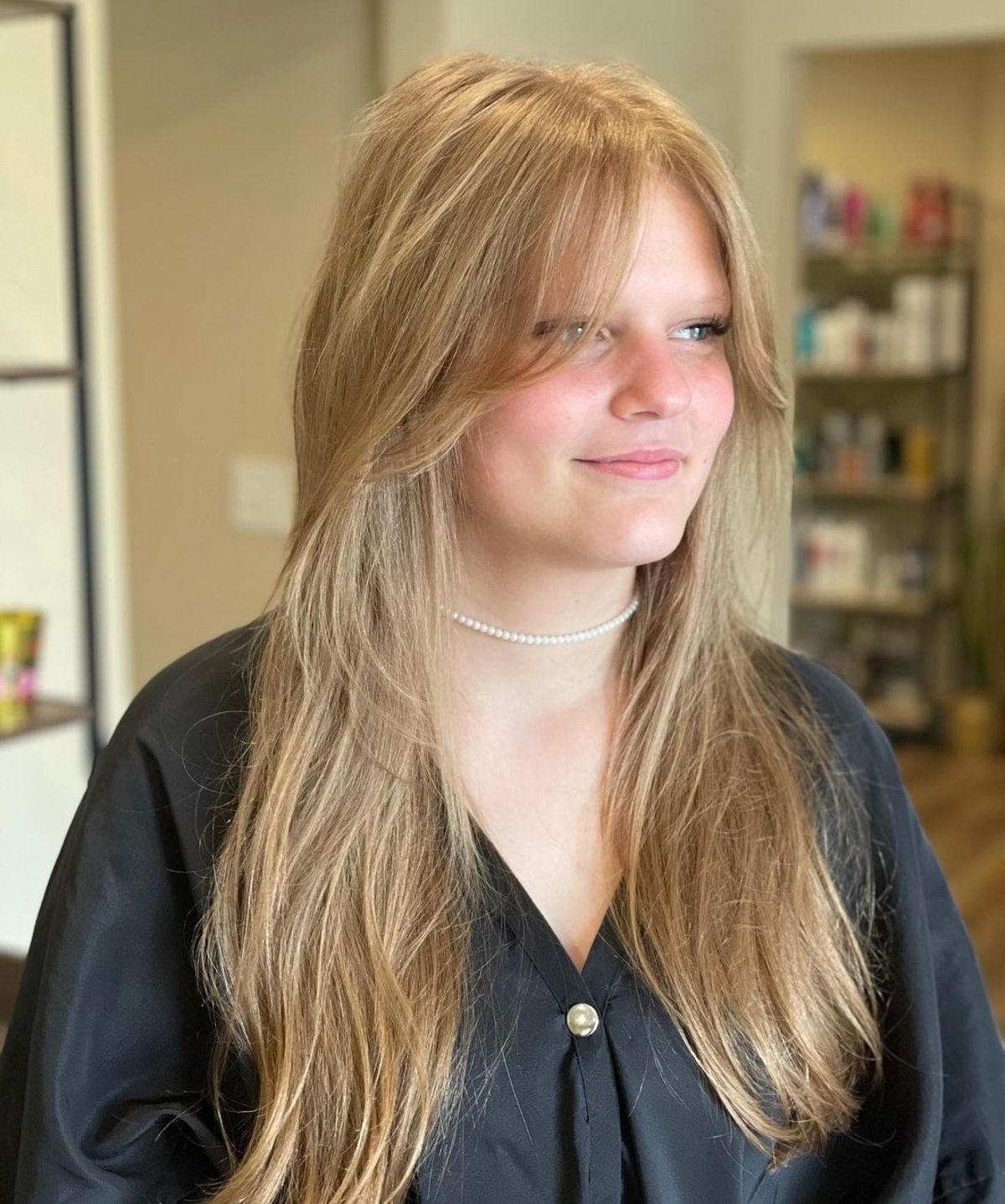 Coupe de cheveux dégradée à faible entretien avec franges en rideau