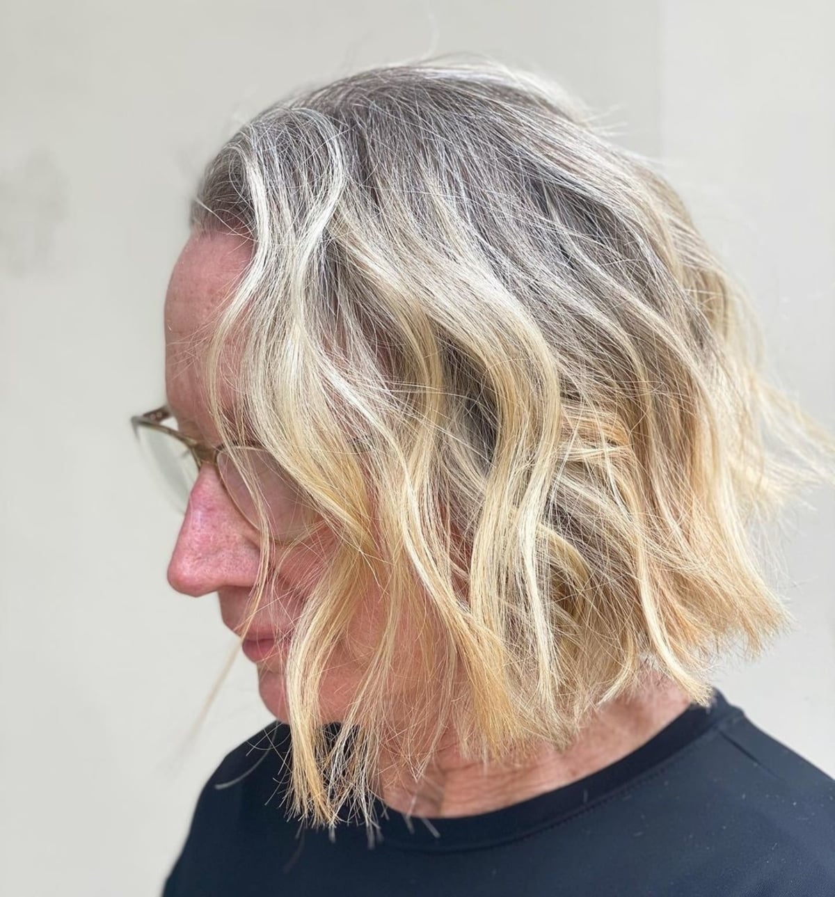 Couleur de cheveux blonde beige avec des lunettes
