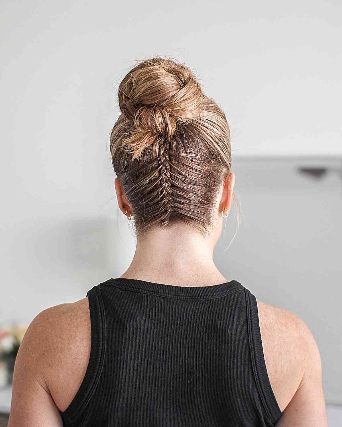 Tresse en dentelle inversée avec chignon haut pour les joueuses de volley