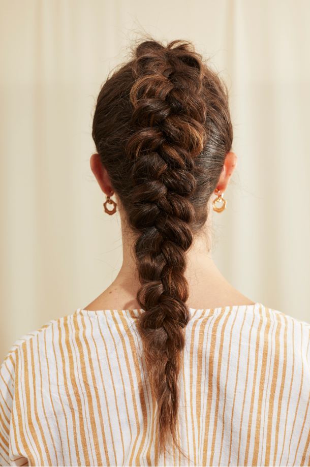 Femme avec une tresse hollandaise marron 