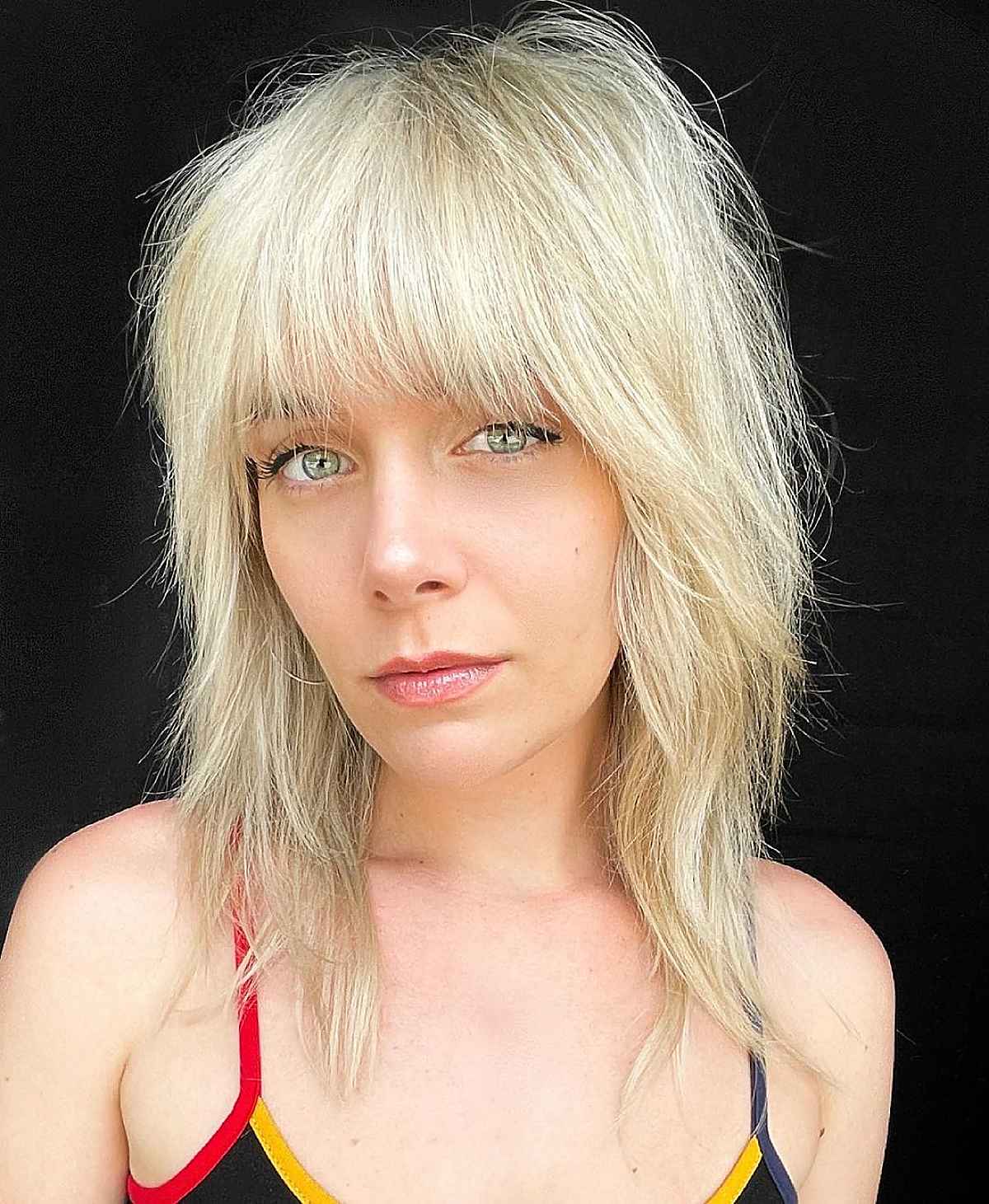 Coupe loup tendance pour cheveux raides