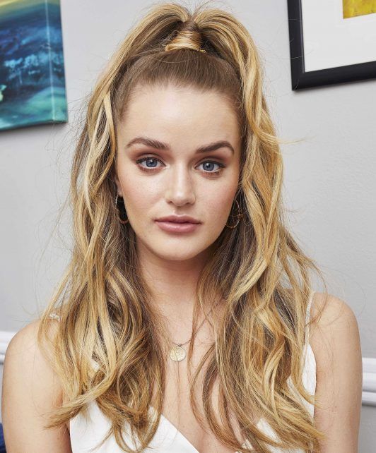 Femme aux longs cheveux blonds en demi-poney