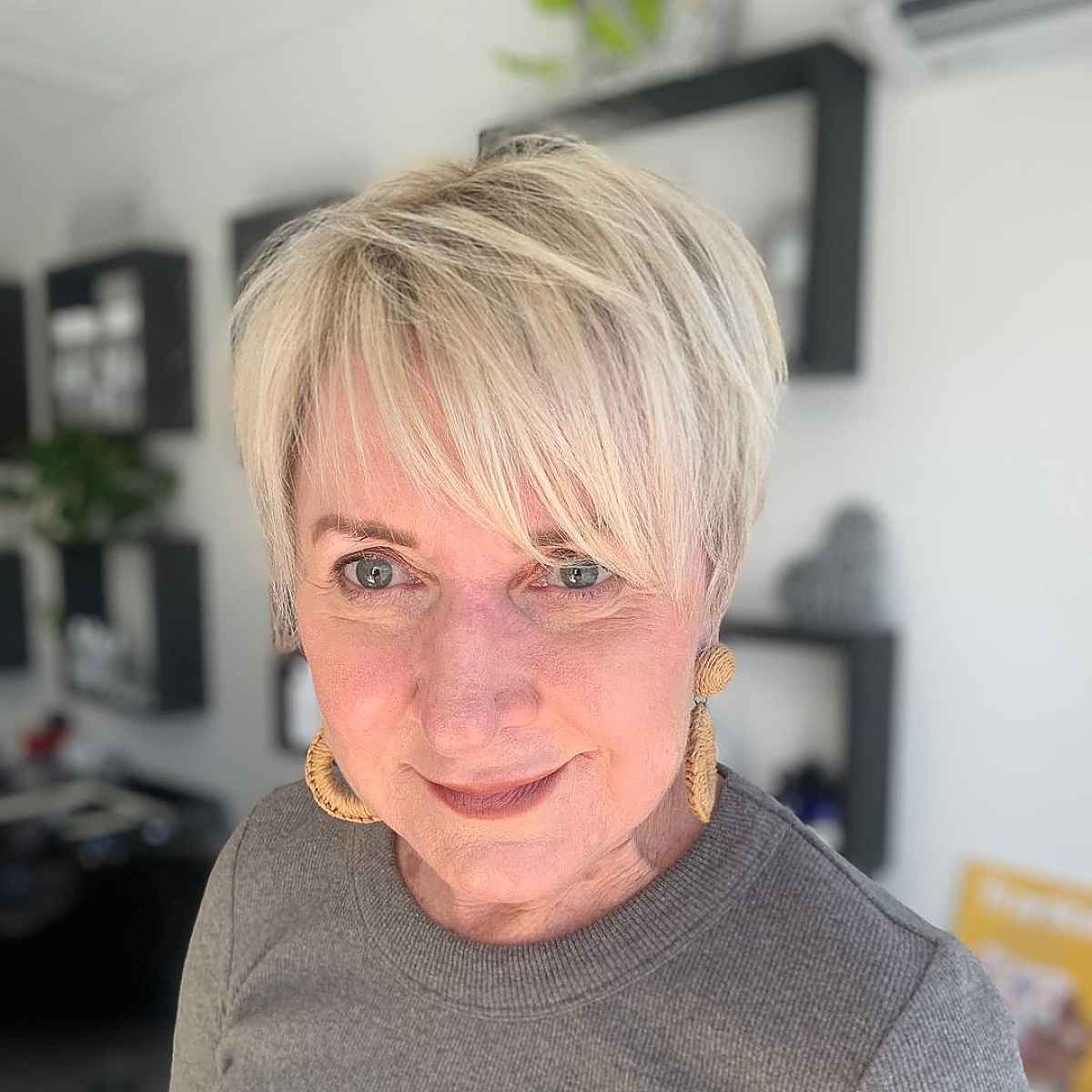 Pixie avec frange pour cheveux clairsemés