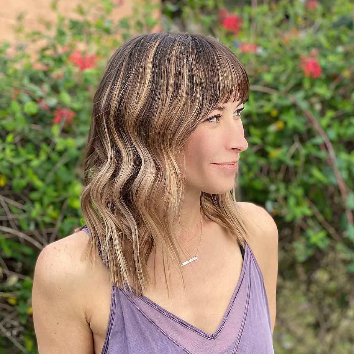 Coiffure ondulée avec une frange arrondie