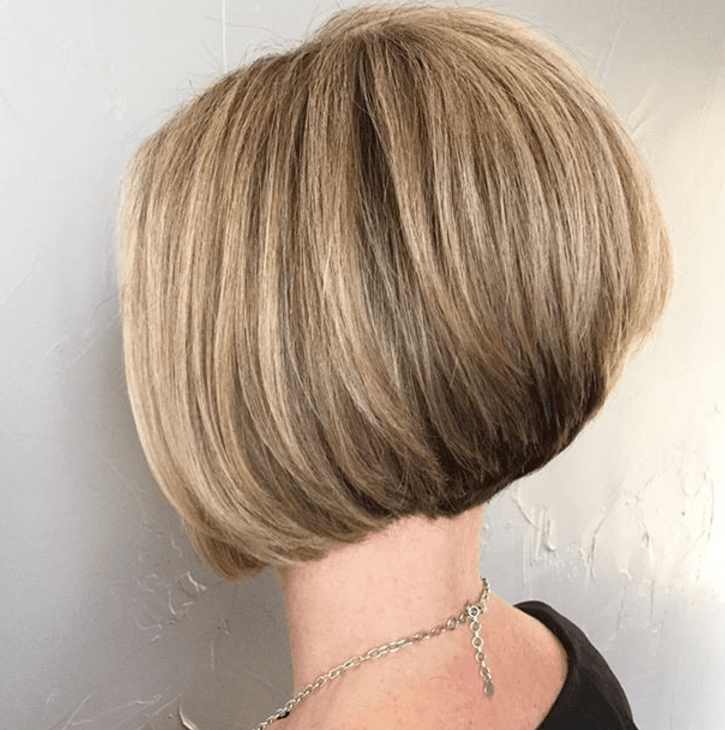 Layered bob: Blonde woman with a graduated layered bob style