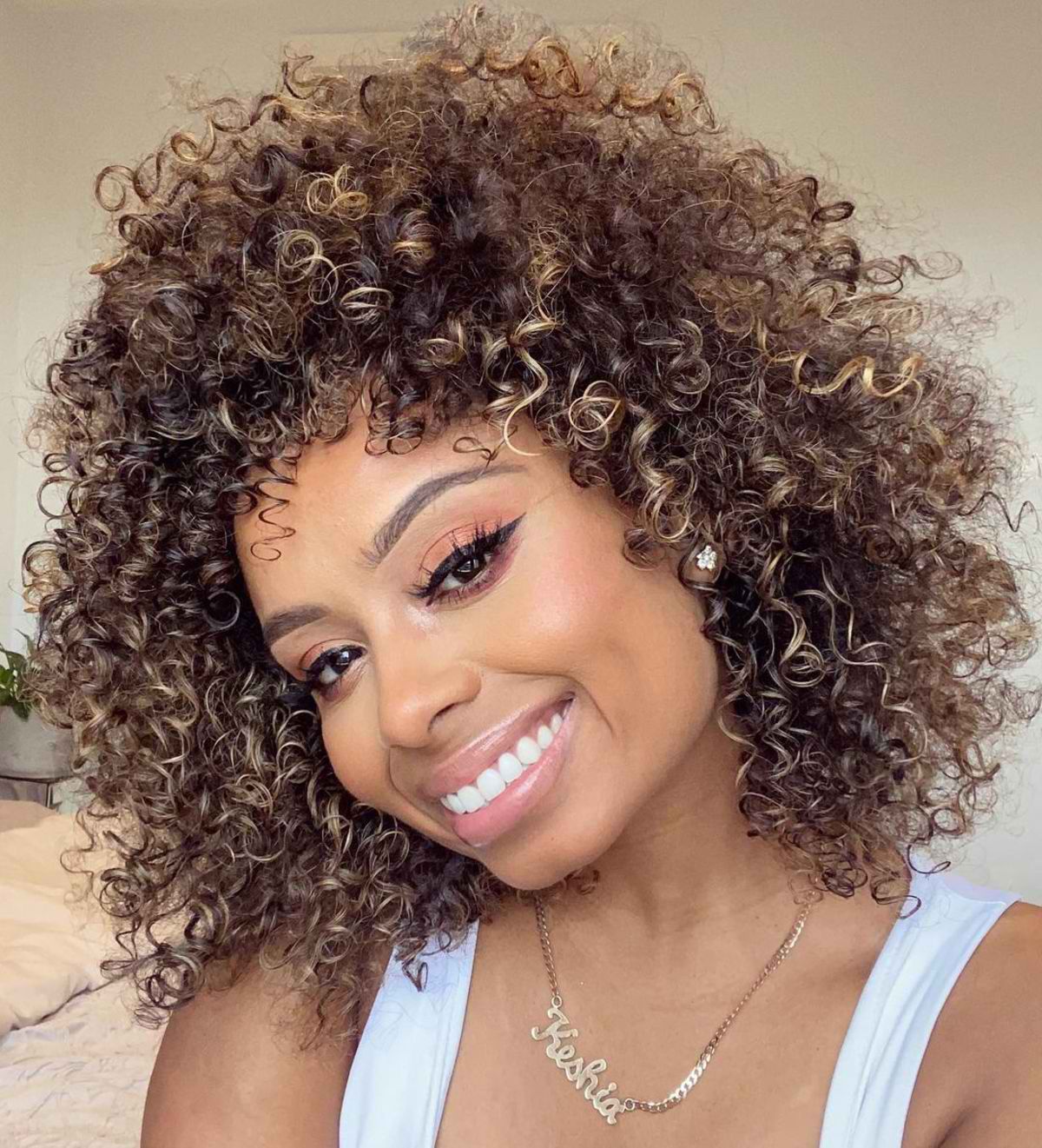 Cheveux très bouclés rasant les épaules